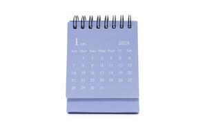 einfach Blau Schreibtisch Kalender zum Januar 2024 isoliert auf Weiß Hintergrund. Kalender Konzept mit Kopieren Raum. foto