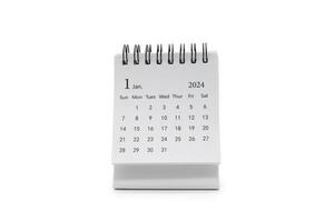 einfach Schreibtisch Kalender zum Januar 2024 isoliert auf Weiß Hintergrund foto