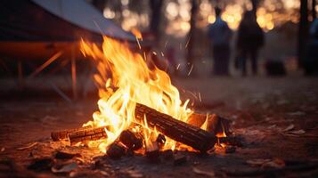 ai generiert warm gemütlich Lagerfeuer Flammen tanzen im Dämmerung mit Zelt Camping Hintergrund einladend Atmosphäre zum Camping foto
