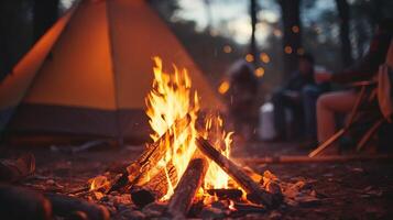 ai generiert warm gemütlich Lagerfeuer Flammen tanzen im Dämmerung mit Zelt Camping Hintergrund einladend Atmosphäre zum Camping foto