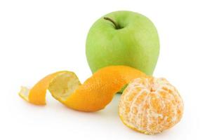 geschälte Mandarine und grüner Apfel