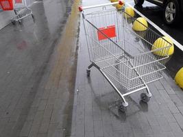 Einkaufswagen für Lebensmittel stehen in der Nähe eines Supermarkts auf der Straße foto