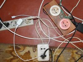 alte Stecker und Steckdosen zum Anschluss von elektronischen Haushaltsgeräten foto