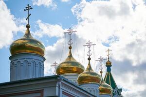 Kuppeln der orthodoxen Kirche. goldene kreuze der russischen kirche. heiliger Ort für Gemeindemitglieder und Gebete für die Errettung der Seele. foto