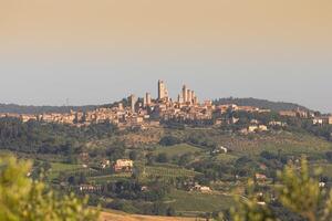 san Gimignano Dorf, Italien - - Grün Landschaft, Blau Himmel, Hügel Panorama mit Stadt, Dorf und Türme foto