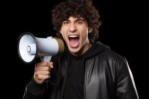 ai generiert jung wütend europäisch Mann schreien zu Megaphon Telefon macht laut Ankündigung Erwachsene männlich Stimme Werbung Anzeige schreiend Mikrofon Mund Rede Zorn wütend Person streiten Behörde foto