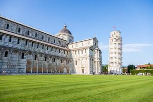 Pisa, Italien - - berühmt gelehnt Turm Wahrzeichen mit Blau Himmel, Renaissance Weiß Marmor foto