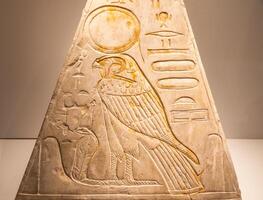 ägyptisch Museum, Pyramidion mit Horus Falke - - 1279 bc foto