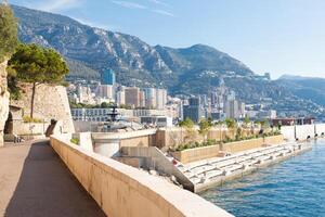 monte carlo Promenade im Vorderseite von das Meer. Blau Himmel auf Landschaft Meereslandschaft. Konzept von reisen, Abenteuer, Freiheit. foto