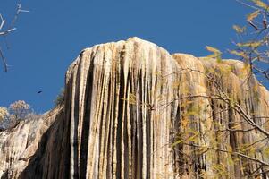 Mädchen auf oben von ein Weiß Berg mit Blau Seen und Federn im Mexiko hierve del agua foto