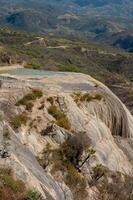 Mädchen auf oben von ein Weiß Berg mit Blau Seen und Federn im Mexiko hierve del agua foto