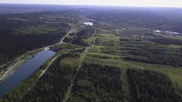 Morgen ruhig Fluss mit Wald. Schuss. Antenne Sicht. fliegend Über das schön Berg Fluss und Wald. Antenne Kamera Schuss. Antenne Panorama von das Grün Wald und in der Nähe von Berg Fluss. Landschaft foto