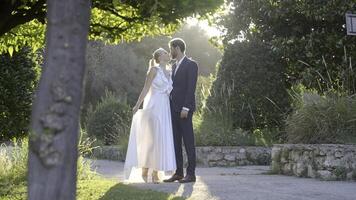 Foto schießen von das Braut und Bräutigam. Aktion.die Jungvermählten sind fotografiert im anders Orte, einige posieren im das Park auf das Straße unter das Sonne, die zweite auf das Weiß Treppe, schauend beim jeder