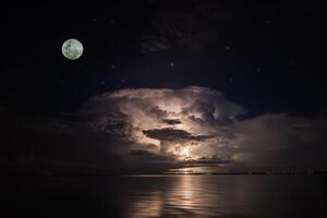 Vollmond am dunklen Himmel foto