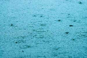 Oberfläche Wasser auf ein regnerisch Tag foto