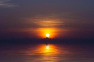 Sonnenaufgang auf das Himmel und dunkel Wolke beim das See. foto