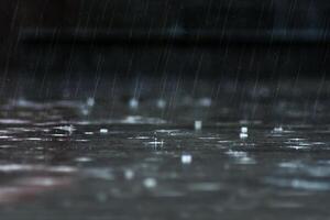 Regen fallen auf das Boden im Regen Jahreszeit. foto