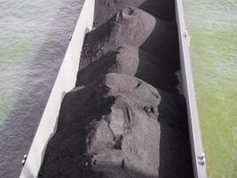 Lastkahn, der Erde auf dem Rhein in Köln transportiert foto