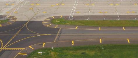 leere Landebahn des Flughafens foto