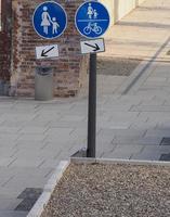 Fußgänger- und Radweg-Straßenschild foto