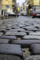 alte historische gepflasterte Hauptstraße mit selektivem Fokus auf Kopfsteinpflaster? foto