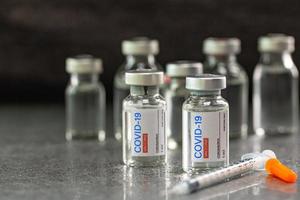 Impfstoffflasche zum Vorbereiten senden zur Unterstützung für die Behandlung von Menschen foto