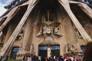 Barcelona, Katalonien, Spanien, 2017 - Exterieur mit schöner Skulptur der berühmten römisch-katholischen Kirche Sagrada Familia. Gruppe von Touristen genießen Sightseeing an der Südfassade der Passion Christi. foto