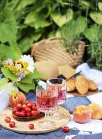 Set für Picknick auf Decke im Lavendelfeld foto