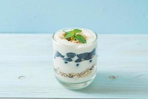 frische Blaubeeren und Joghurt mit Müsli foto