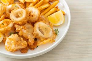 Calamari - gebratener Tintenfisch oder Oktopus mit Pommes foto