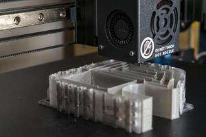 3d Drucker Drucken ein Modell- mit ein grau biologisch abbaubar pla Filament, Ökofil, 3d Objekt foto