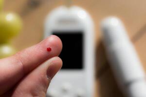 Frau stechend ihr Finger zu prüfen Blut Glucose Niveau mit Glukometer, Prüfung Blut Glucose zum Diabetes foto