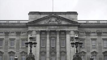 Nahansicht Aussicht von das Buckingham Palast Außen im regnerisch und düster Herbst Tag. Aktion. britisch Sehenswürdigkeiten foto