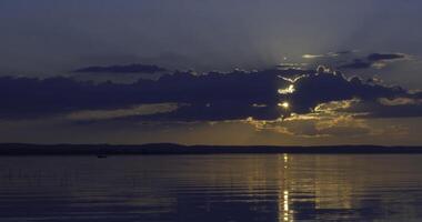 Sonnenuntergang Über See. Wolken. Wasser. san im das Himmel. foto