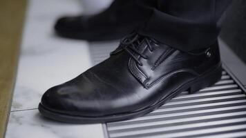 schwarz Leder Schuhe. Aktion . groß dunkel elegant Leder sauber Schuhe genommen aus schließen . foto