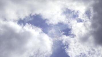 Aussicht von Blau Himmel mit Wolken schwebend auf Es. Aktion. Schönheit und Eintauchen im Blau von Himmel mit klein Kumulus Wolken. Entspannung, Ruhe und Meditation im Luftigkeit von Licht wolkig Himmel foto