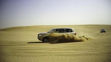 suv Ausflug zum Touristen im das Wüste. Aktie. Gruppe von Menschen Fahren aus Straße Auto im das Vietnam Wüste während ein Safari. Truppe von freunde haben Spaß auf Düne Sand. Konzept von authentisch Abenteuer foto