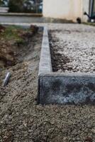 Beton Garten Grenzen mit Zement zu abgrenzen Wege, Parkplätze, Bürgersteige und Blumenbeete foto