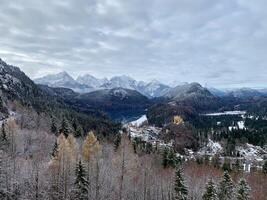 Alpsee mit hohenschwangau Schloss und das bayerisch Alpen im das Hintergrund während Winter foto