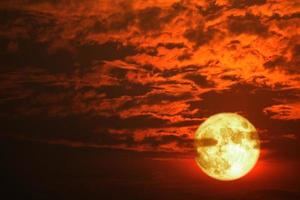 Supermais, der Mond pflanzt, steigt zurück, dunkelrote Wolke am Nachthimmel verwischen foto