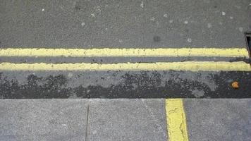 doppelte gelbe Straßenlinien Straßenmarkierung foto