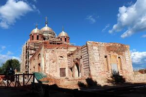 klin, Moskau, Russland - - 30.07.2023. Dreieinigkeit Dom, heilig Dreieinigkeit Kathedrale unter Wiederherstellung auf ein sonnig Sommer- Tag foto