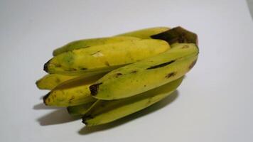 Banane isoliert Weiss, ein Beliebt Obst Das ist einfach zu Essen durch entfernen es ist dick Haut, musa paradiesisch, enthält Vitamine A, C, und b6 zu Boost das Körper Immunität. foto