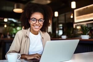 Porträt von schön schwarz weiblich Schüler Lernen online im Kaffee Geschäft, jung afrikanisch amerikanisch Frau Studien mit Laptop im Cafe, tun Hausaufgaben foto