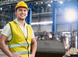 Porträt schwer Industrie Ingenieur männlich Arbeiter tragen Sicherheit Weste und Helm lächelnd auf Kamera. im das Hintergrund unkonzentriert groß industriell Factory.ai-generiert. foto