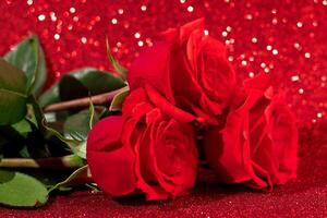 Strauß von rot Rosen auf ein glänzend Bokeh Hintergrund. Valentinstag Tag Konzept, Platz zum Text. foto