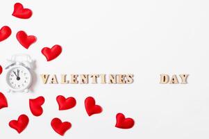 Alarm Uhr und rot Herzen auf ein Weiß Hintergrund. Valentinstag Tag Beschriftung. foto