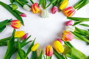 Herz von Tulpen auf ein Weiß Hintergrund. Valentinstag Tag, Platz zum Text. foto