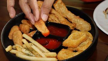 Französisch Fritten, Nuggets und köstlich gebraten otak otak serviert mit würzig Soße foto