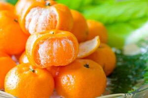 schließen oben Orange auf Gericht Glas mit Grün Blatt. foto